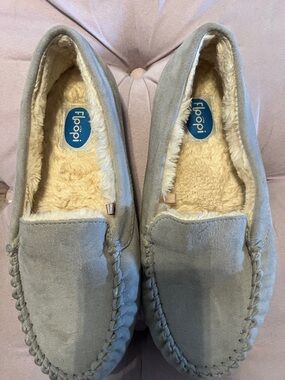 Women's Gray Fleece-Lined Moccasin Slipper by FlooPi